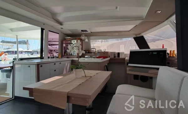 Astréa 42 - Yacht Charter Sailica
