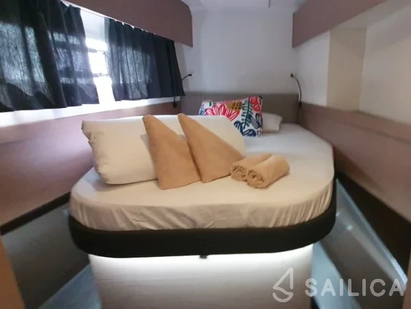 Astréa 42 - Yacht Charter Sailica