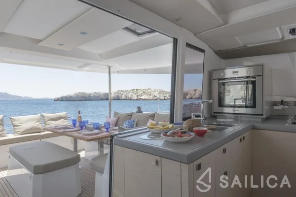 Astréa 42 - Yacht Charter Sailica
