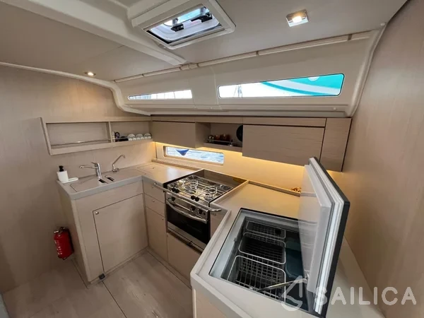 Oceanis 40.1 - Yacht Charter Sailica