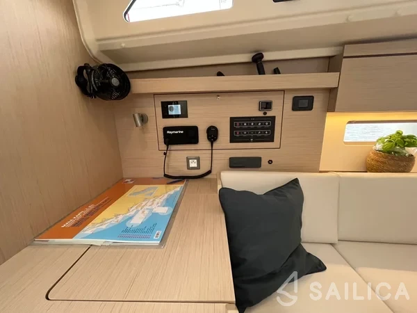 Oceanis 40.1 - Yacht Charter Sailica