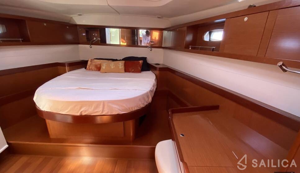 Oceanis 54 - Yacht Charter Sailica