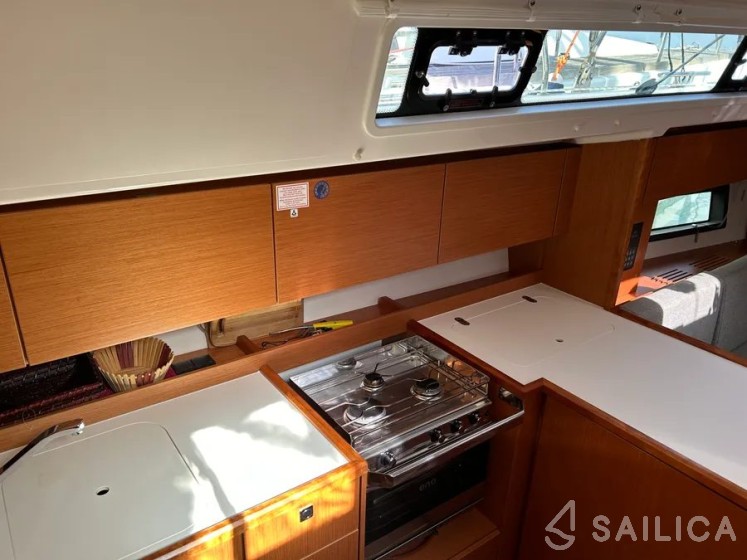 Bavaria C42 - Yacht Charter Sailica