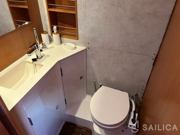 Bavaria C42 - Yacht Charter Sailica