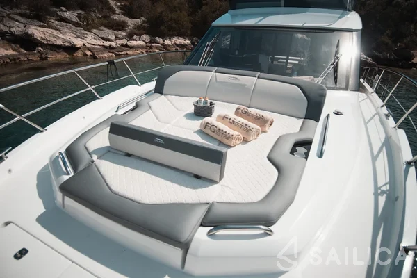 Galeon 440 Fly - Yacht Charter Sailica