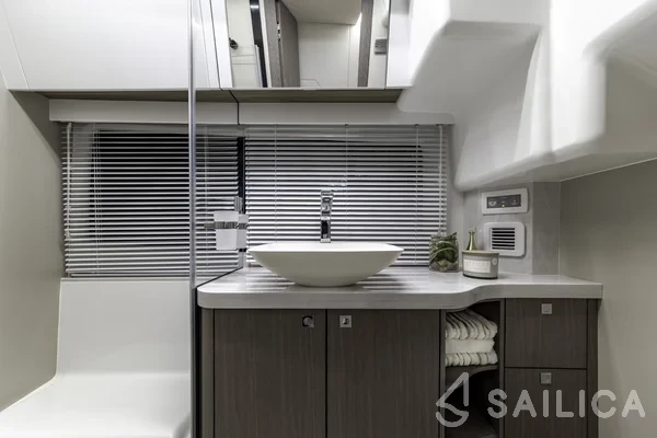 Galeon 440 Fly - Yacht Charter Sailica