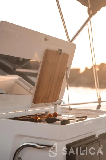 Galeon 440 Fly - Yacht Charter Sailica