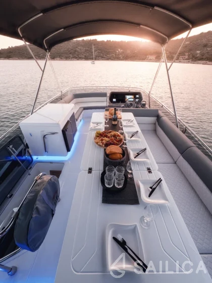 Galeon 440 Fly - Yacht Charter Sailica