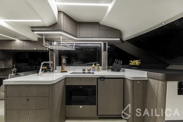 Galeon 440 Fly - Yacht Charter Sailica