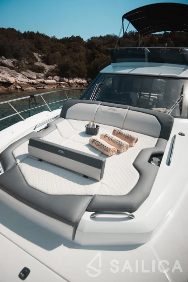Galeon 440 Fly - Yacht Charter Sailica