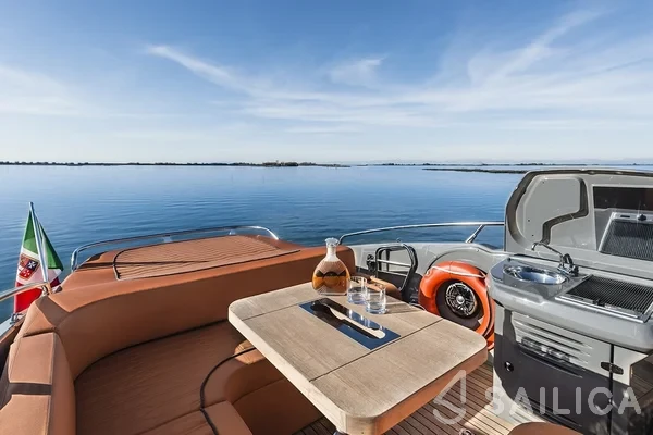 Cranchi E30 Endurance - Yacht Charter Sailica