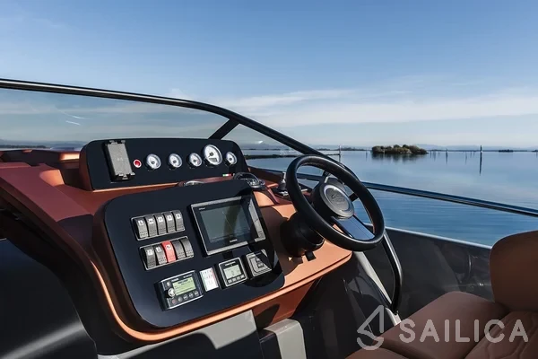 Cranchi E30 Endurance - Yacht Charter Sailica