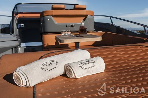 Cranchi E30 Endurance - Yacht Charter Sailica