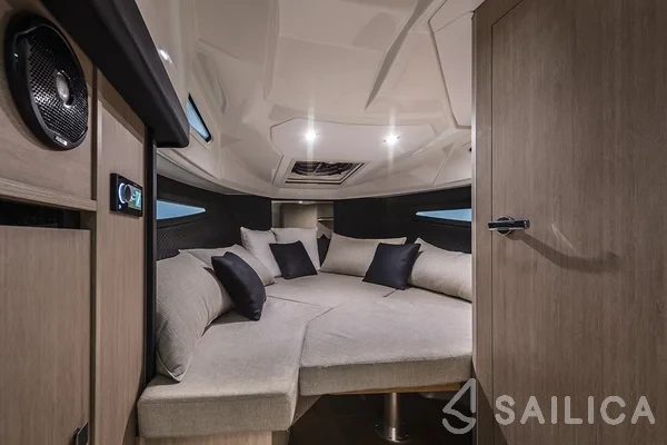 Cranchi E30 Endurance - Yacht Charter Sailica
