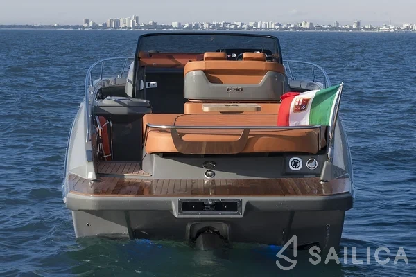 Cranchi E30 Endurance - Yacht Charter Sailica