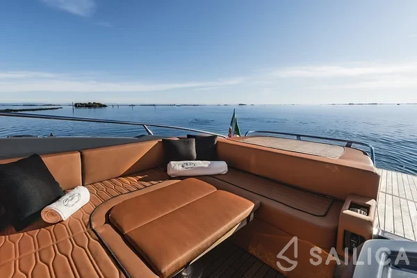 Cranchi E30 Endurance - Yacht Charter Sailica