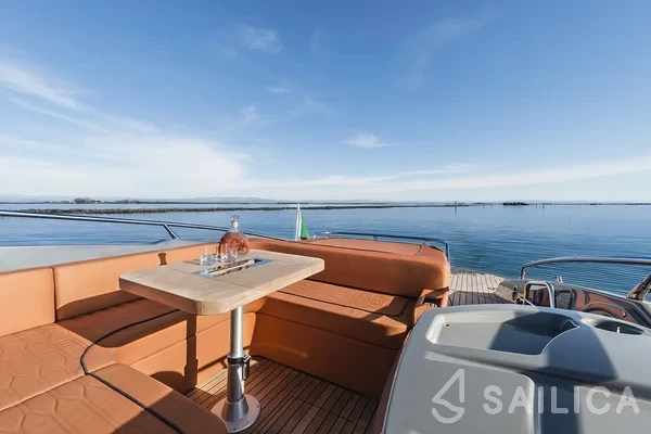Cranchi E30 Endurance - Yacht Charter Sailica