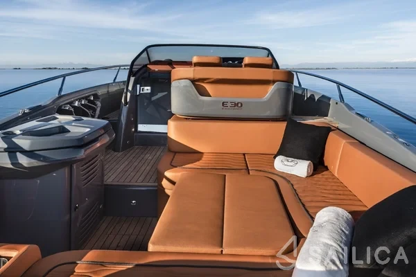 Cranchi E30 Endurance - Yacht Charter Sailica