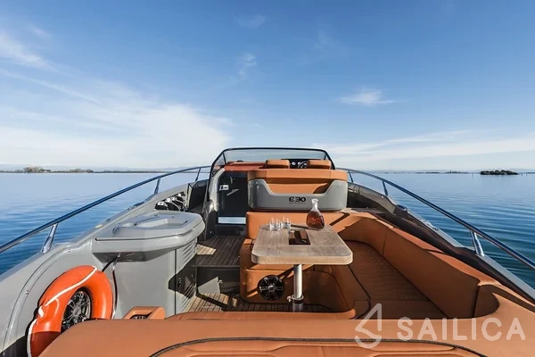 Cranchi E30 Endurance - Yacht Charter Sailica