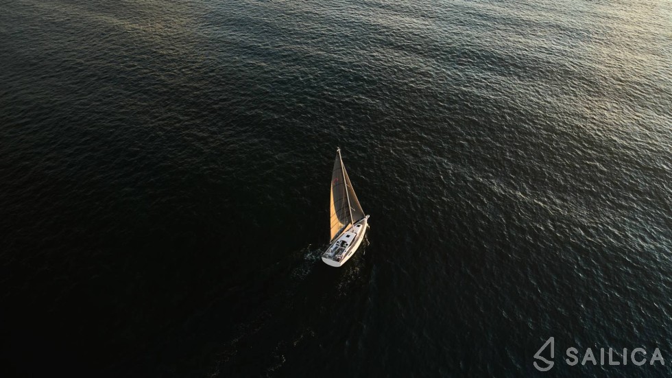 Maxus 35 - Yacht Charter Sailica