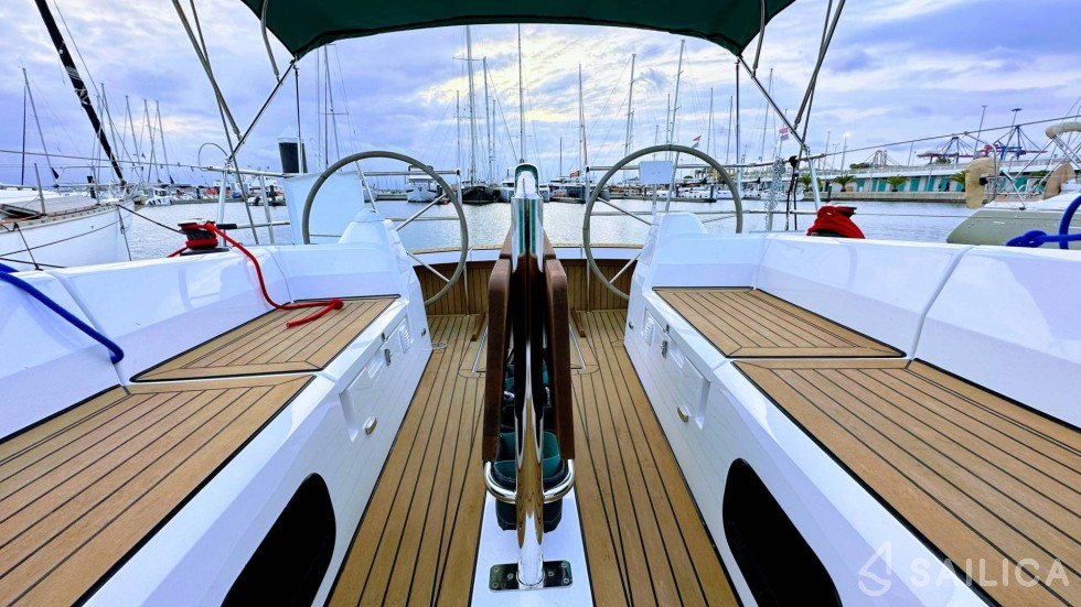 Maxus 35 - Yacht Charter Sailica