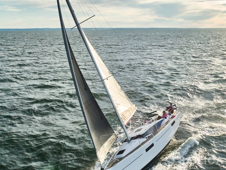 Maxus 35 - Yacht Charter Sailica