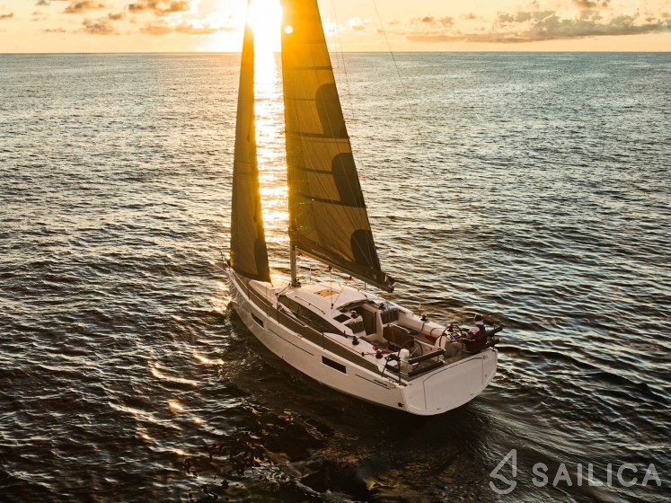 Maxus 35 - Yacht Charter Sailica