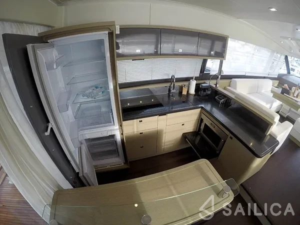 Prestige 620 - Yacht Charter Sailica