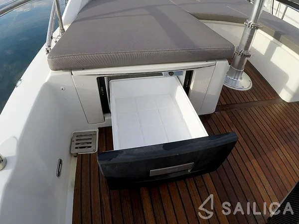 Prestige 620 - Yacht Charter Sailica
