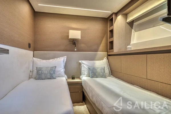 Prestige 690 - Yacht Charter Sailica