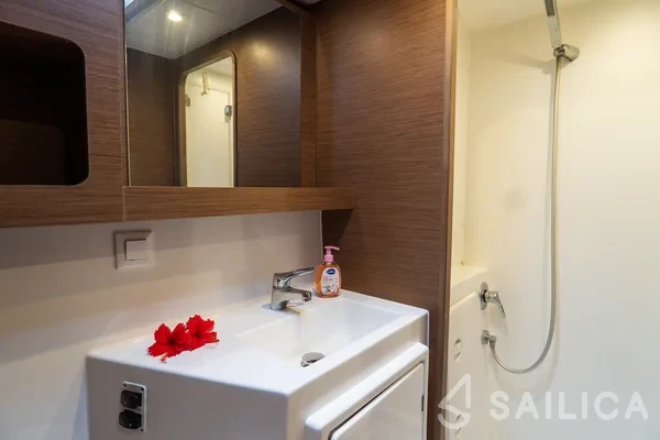 Lagoon 42 - Yacht Charter Sailica