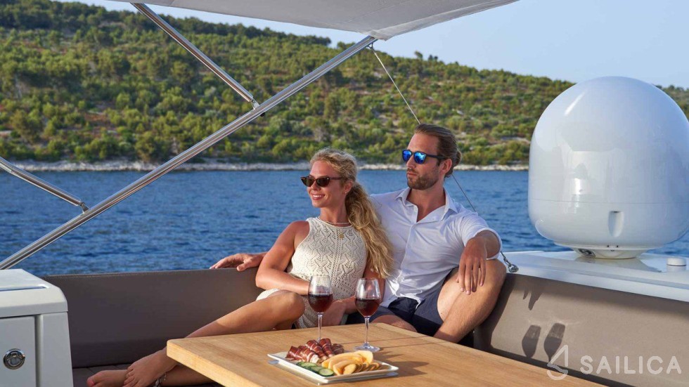 Prestige 630S - Yacht Charter Sailica