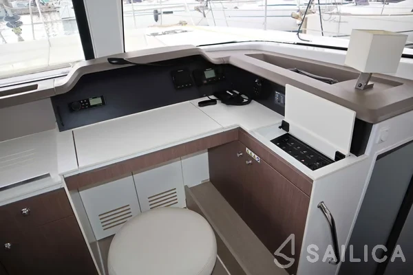 Bali 4.1 - Yacht Charter Sailica