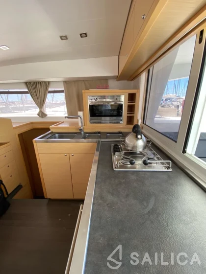 Lagoon 400 S2 - Yacht Charter Sailica