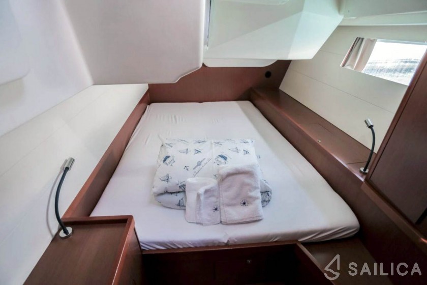 Oceanis 48 - Yacht Charter Sailica