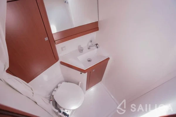 Oceanis 48 - Yacht Charter Sailica