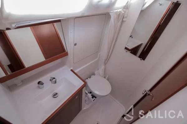 Oceanis 48 - Yacht Charter Sailica