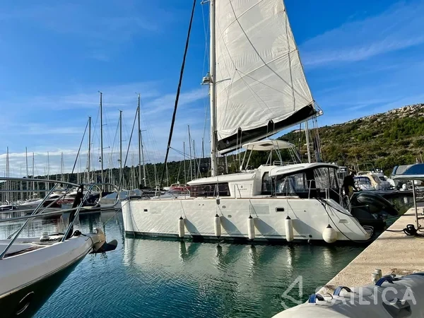 Lagoon 450  Flybridge - Yacht Charter Sailica