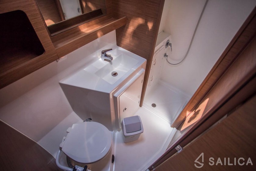 Lagoon 42 - Yacht Charter Sailica
