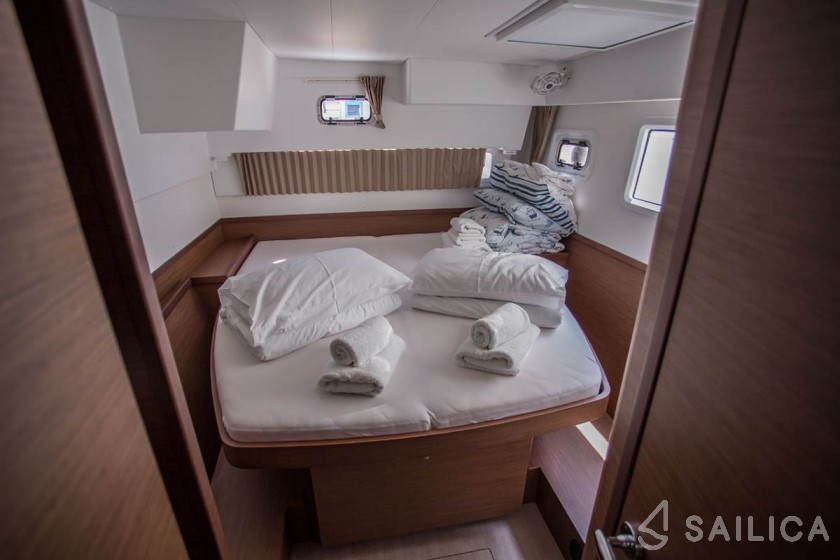 Lagoon 42 - Yacht Charter Sailica