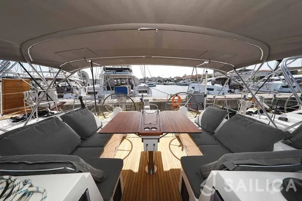 Bavaria C42 - Yacht Charter Sailica
