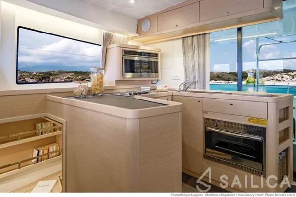 Lagoon 42 - Yacht Charter Sailica