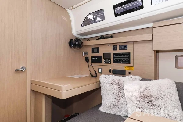 Oceanis 40.1 - Yacht Charter Sailica