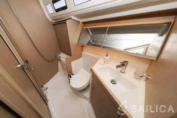 Oceanis 40.1 - Yacht Charter Sailica