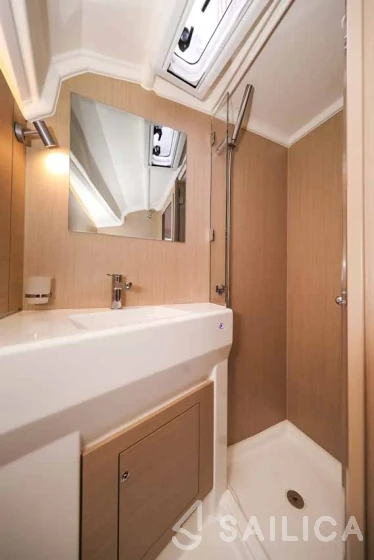 Oceanis 40.1 - Yacht Charter Sailica