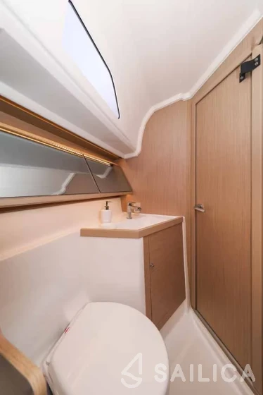 Oceanis 40.1 - Yacht Charter Sailica