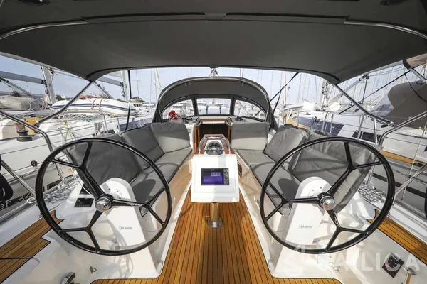 Bavaria 34 Cruiser - Yacht Charter Sailica