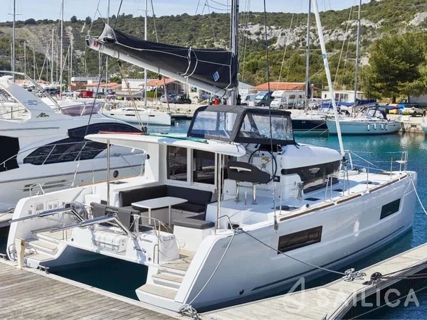 Lagoon 40 - Yacht Charter Sailica