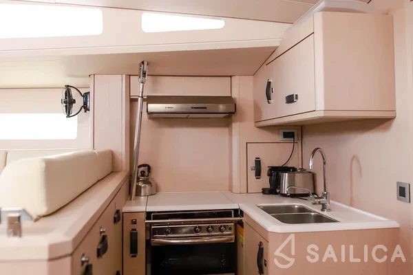 Jeanneau 60 - Yacht Charter Sailica