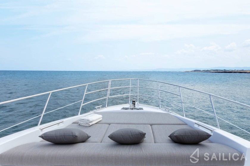 Azimut S6 - Yacht Charter Sailica